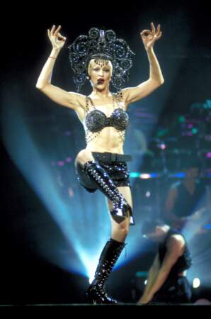 Madonna en soutien-gorge à cristaux pendant le Girl Show Tour de 1993