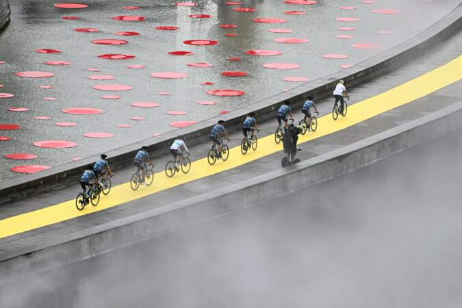 110ème édition du Tour de France 2023 à Bilbao en Espagne : Les coureurs d'Astana passent devant le musée Guggenheim.