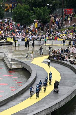 110ème édition du Tour de France 2023 : les coureurs de l'équipe DSM passent devant le musée Guggenheim.