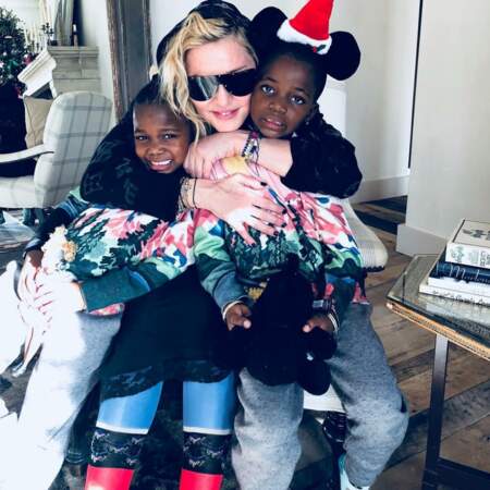 Estere et Stella sont les deux petites dernières adoptées par Madonna. Elles sont nées le 24 août 2012 au Malawi. Elles les a adoptées début 2017