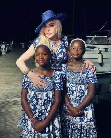 Madonna et ses deux filles Estere et Stella toutes habillées avec la même tenue