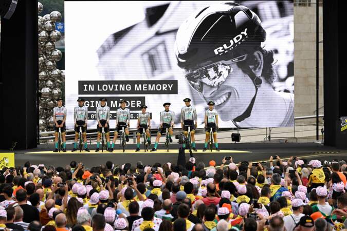 110ème édition du Tour de France 2023 : l'équipe de Bahrain - Victorious fait une minute de silence pour leur coéquipier Mader Gino décédé après une chute dans le Tour de Suisse.