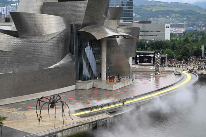 110ème édition du Tour de France 2023 à Bilbao en Espagne : les coureurs d'Astana passent devant le musée Guggenheim.