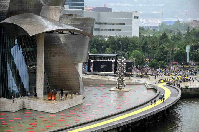 110ème édition du Tour de France 2023 à Bilbao en Espagne : les coureurs de l'équipe Alpecin-Deceuninck passent devant le musée Guggenheim.