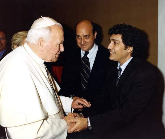 En 1996, il est reçu en audience privée par le pape Jean-Paul II.