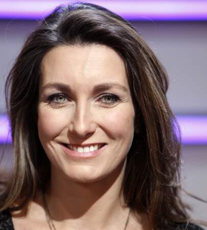Anne-Claire Coudray est née le 1er février 1977 à Rennes. Elle débute dans le journalisme aux débuts des années 2000. En 2012 sur la photo, elle a 35 ans