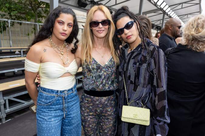 Défilé Chanel Automne/Hiver 2023/24 lors de la Fashion Week de Paris : Vanessa Paradis et des invitées.