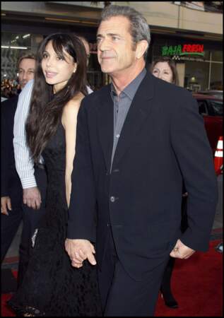 Depuis 2009, Mel Gibson (53 ans) a retrouvé l'amour auprès de Oksana Grigorieva, et devient le papa de Lucia la même année.
En 2010, le couple se sépare.