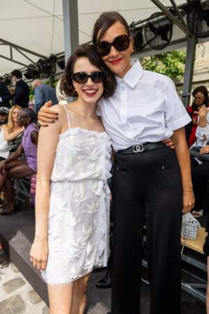Margaret Qualley et Rashida Jones au premier rang pour assister au défilé de mode Chanel collection Haute Couture Automne/Hiver 2023/24 lors de la Fashion Week de Paris.