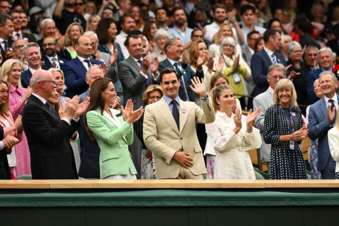Si Roger Federer est un joueur à la retraite, il a été acclamé par la foule lorsque les spectateurs l'ont aperçu dans la tribune royale du court central.