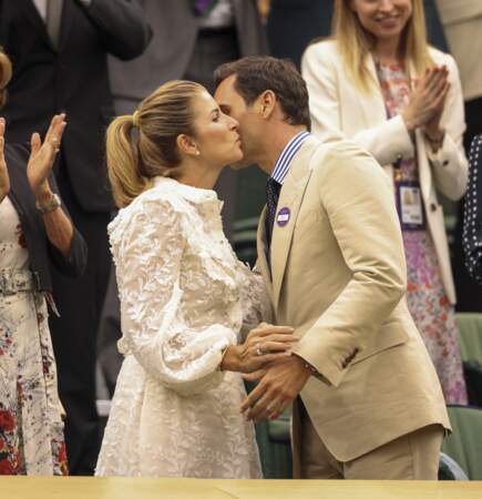 Roger Federer embrasse tendrement sa femme Mirka dans les tribunes lors du tournoi de Wimbledon 2023.