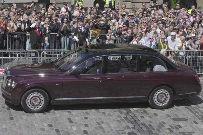 Le couronnement écossais de Charles III - La voiture royale traverse la foule en direction de la cathédrale St Gilles