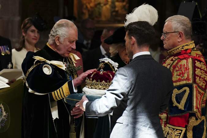 Le couronnement écossais de Charles III - Le roi Charles III pose sa main sur la couronne. Elle ne sera pas posée sur sa tête car l'Ecosse n'est pas un royaume 