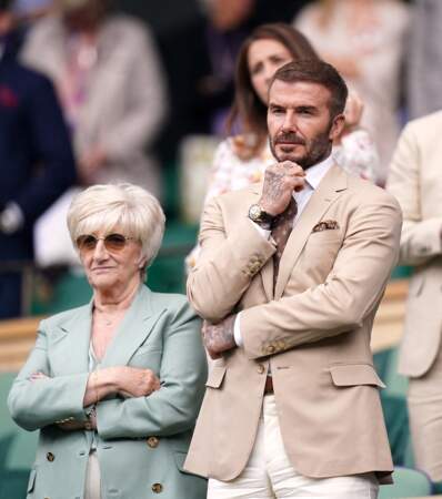 David Beckham et sa mère Sandra dans les tribunes du tournoi de tennis de Wimbledon.
