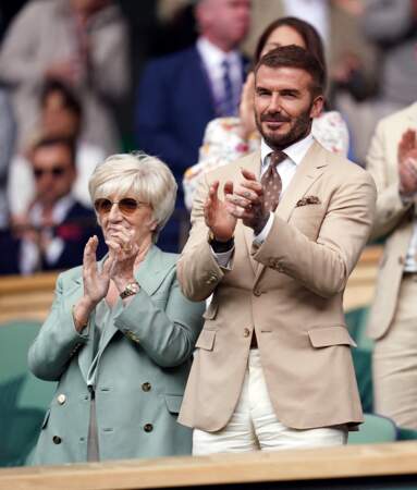 David Beckham et sa mère Sandra dans les tribunes du tournoi de tennis de Wimbledon.