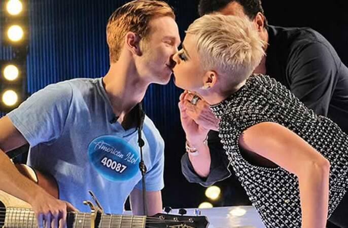 Membre du jury d'American Idol, Katy Perry a demandé au candidat de l'émission de s'approcher et l'a embrassé. Le garçon a été pris de court. Les internautes ont qualifié ce geste d'agression sexuelle.