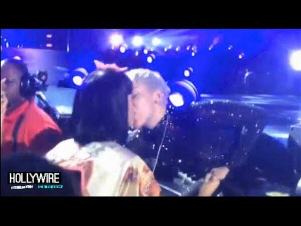 En 2014, alors qu’elle interprétait son titre Adore You sur scène, la pop star est descendue dans le public pour surprendre son amie Katy Perry avant de l’embrasser sur la bouche.