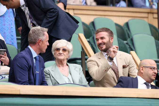 Phil Harris, David Beckham et sa mère Sandra dans les tribunes du tournoi de tennis de Wimbledon.