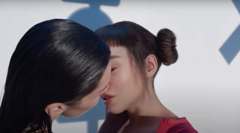 En 2019, la marque Calvin Klein diffuse une campagne publicitaire dans laquelle la mannequin Bella Hadid embrasse l'influenceuse virtuelle Lil Miquelales.