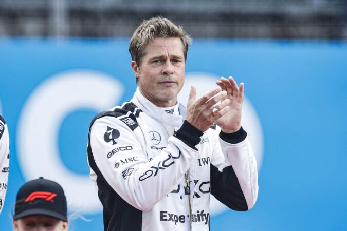 Brad Pitt applaudit lors du Grand Prix de Formule 1 de Grande-Bretagne