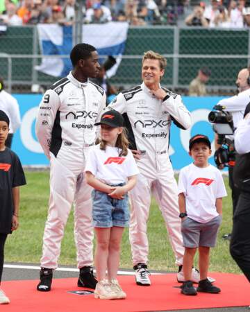 Brad Pitt ne semble pas très à l'aise dans sa tenue de pilote lors du Grand Prix de Formule 1 de Grande-Bretagne