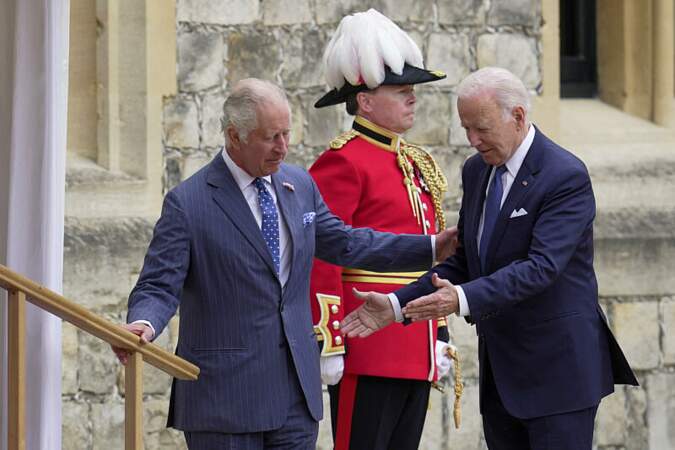 Le roi Charles III d'Angleterre reçoit le président américain Joe Biden lors d'une cérémonie de bienvenue dans le quadrilatère du château de Windsor, au Royaume Uni.