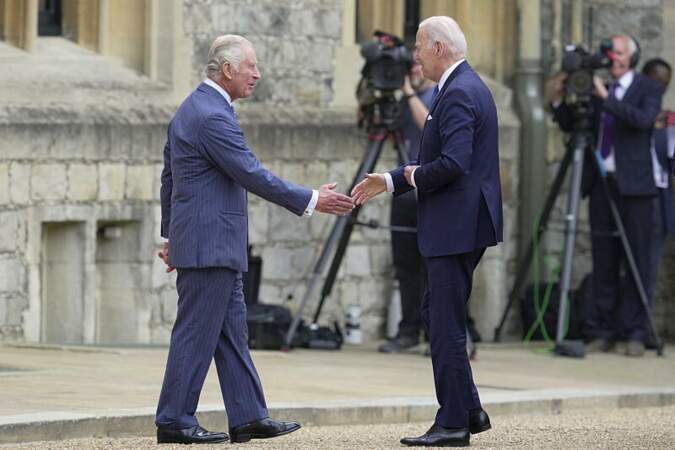 Le roi Charles III d'Angleterre reçoit le président américain Joe Biden lors d'une cérémonie de bienvenue dans le quadrilatère du château de Windsor, au Royaume Uni.