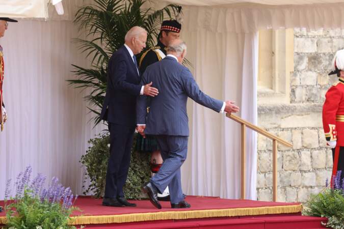 Joe Biden a touché le dos du roi Charles III, ce qui est une violation du protocole royal. Si de nombreux observateurs ont été surpris par ce geste, Charles III aurait quant à lui été "très à l'aise avec ce genre de contact". Mais tout dépend avec qui... 