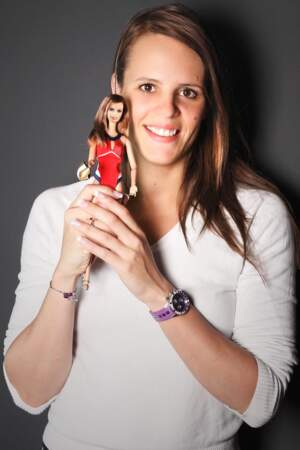 Pour la Barbie "Championne de natation", c'est Laure Manaudou qui a été choisie en 2010 par Mattel