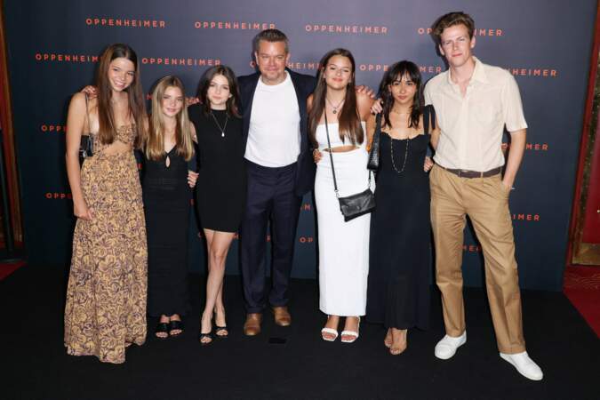 Matt Damon, Alexia Damon, Isabella Damon, Gia Damon et Stella Damon à l'avant-première du film Oppenheimer à Paris.