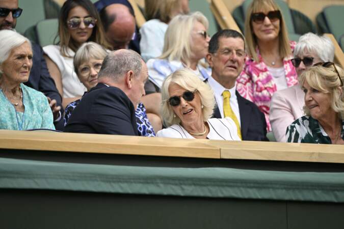 Le prince Albert II de Monaco, Camilla Parker Bowles, reine consort d'Angleterre et sa soeur Annabel Shand Elliot dans les tribunes lors du tournoi de Wimbledon 2023.