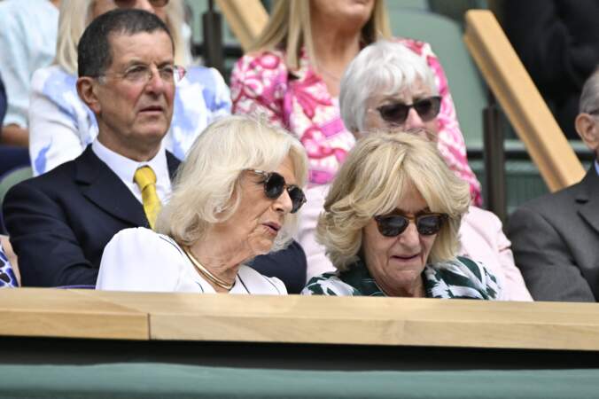 Camilla Parker Bowles, reine consort d'Angleterre et sa soeur Annabel Shand Elliot dans les tribunes lors du tournoi de Wimbledon 2023.