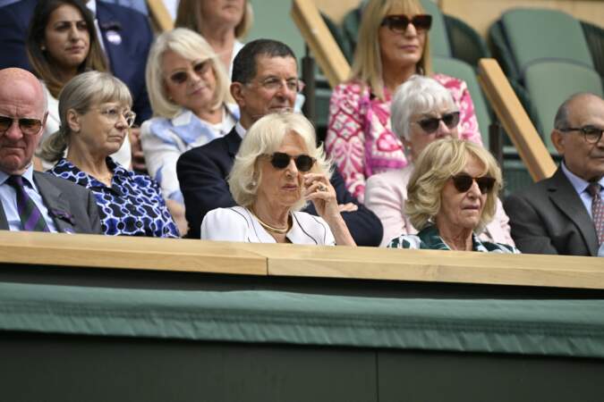 Camilla Parker Bowles, reine consort d'Angleterre et sa soeur Annabel Shand Elliot dans les tribunes lors du tournoi de Wimbledon 2023.