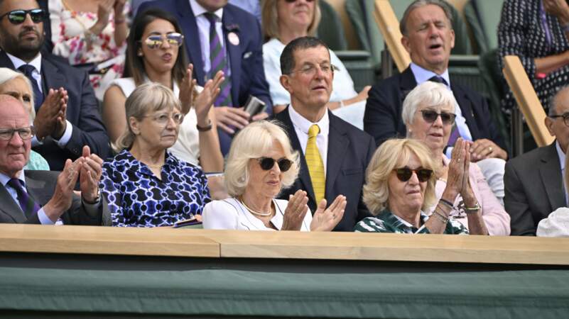 Camilla Parker Bowles, reine consort d'Angleterre, et sa soeur Annabel Shand Elliot dans les tribunes lors du tournoi de Wimbledon 2023.