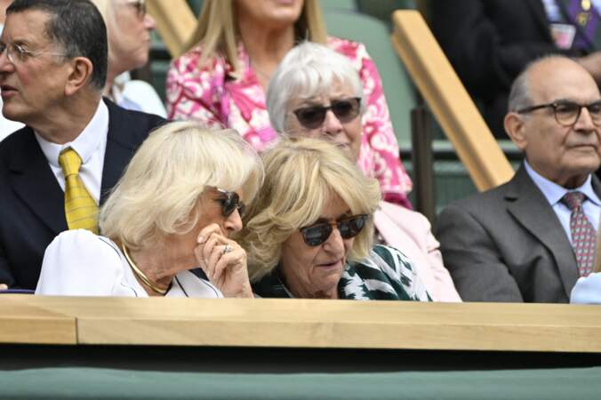 Camilla Parker Bowles, reine consort d'Angleterre, et sa soeur Annabel Shand Elliot dans les tribunes lors du tournoi de Wimbledon 2023.