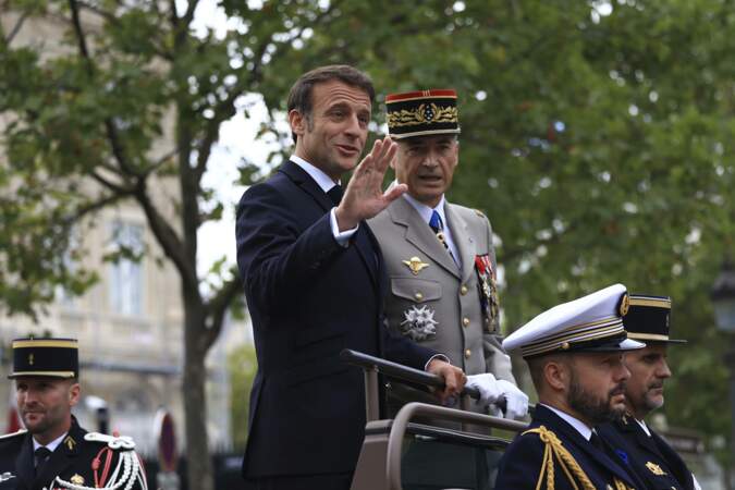 Le chef d'état-major des armées françaises, le général Thierry Burkhard, et le président français Emmanuel Macron durant la parade du 14 juillet 2023 à Paris.