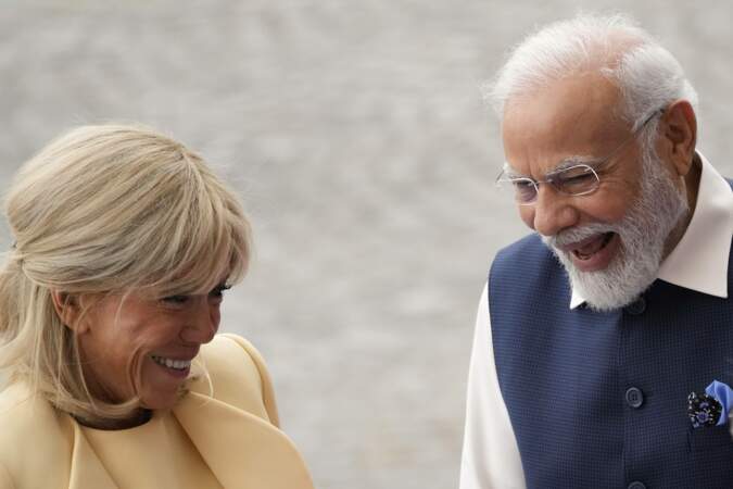 Brigitte Macron salue et accueille le premier ministre indien, Narendra Modi.