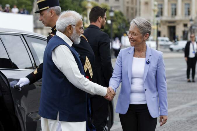 La première ministre de la France Elisabeth Borne serre la main de Narendra Modi.