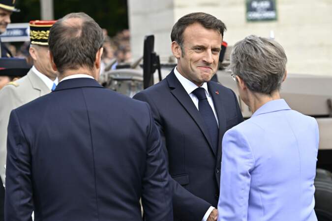 Emmanuel Macron salue avec enthousiasme Elisabeth Borne.