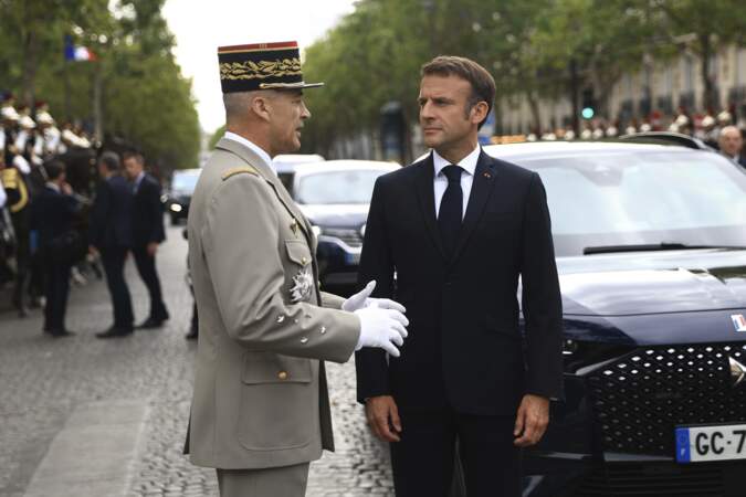 Emmanuel Macron discute avec le chef d'état-major des armées françaises, le général Thierry Burkhard.