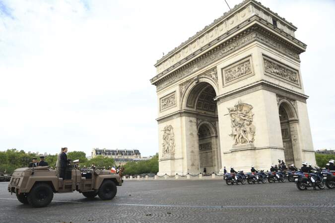 Le président de la république française Emmanuel Macron à bord d’un véhicule de l’armée pour se rendre place de l’Étoile, où il a passé en revue les troupes.