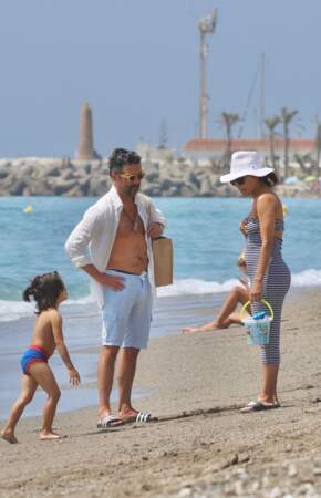 Eva Longoria, son mari José Baston et leur fils Santiago sur une plage de Marbella en Espagne, le 17 juillet 2023.