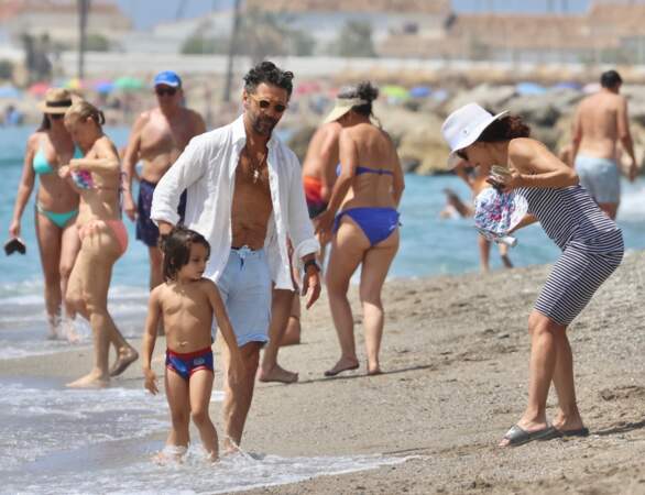 Eva Longoria, son mari José Baston et leur fils Santiago sur une plage de Marbella en Espagne, le 17 juillet 2023.