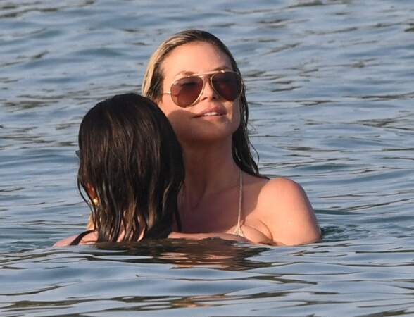 Heidi Klum et son mari Tom Kaulitz s'enlacent dans l'eau