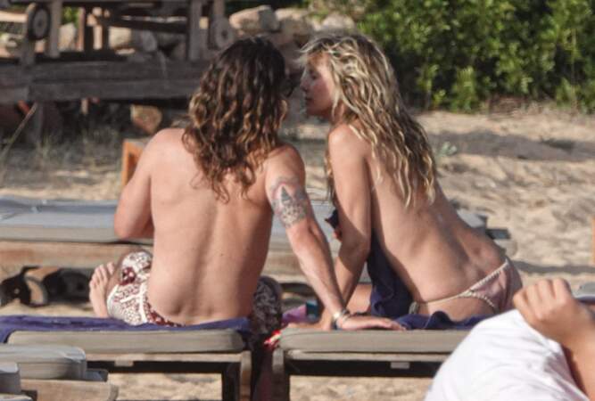 Heidi Klum et son mari Tom Kaulitz se rapprochent pour s'embrasser