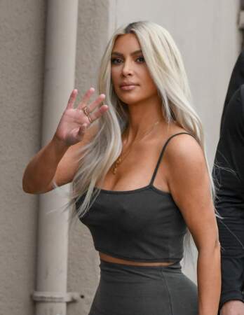 Kim Kardashian ose le blond platine 