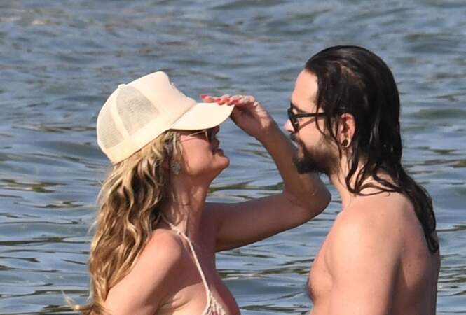 Heidi Klum et son mari Tom Kaulitz roucoulent en amoureux sur la plage de Porto Cervo