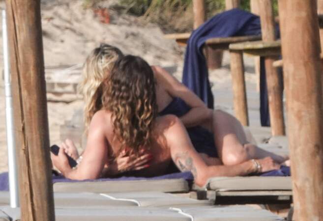 Ils échangent un langoureux baiser sur les transats de la plage