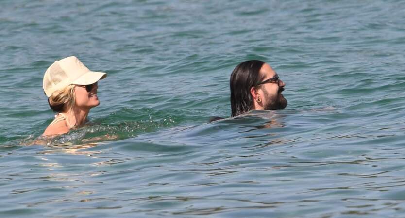 Le couple en profite pour faire un peu de sport et nage dans les eaux italiennes 
