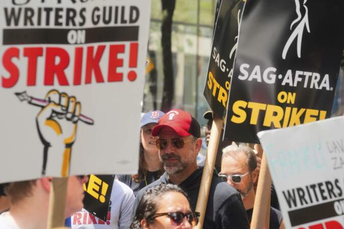 Manifestation à Los Angeles, les acteurs rejoignent le mouvement de grève des scénaristes : Jason Sudeikis.